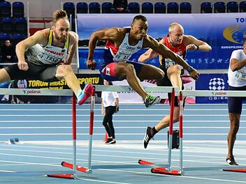Jan Schindzielorz (li.) liegt fast gleichauf mit dem Briten, doch dieser touchiert die Hürde und gerät aus dem Rhythmus.  Fotos: Versafoto.pl
