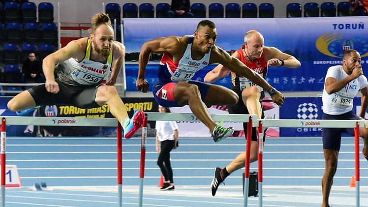 Jan Schindzielorz (li.) liegt fast gleichauf mit dem Briten, doch dieser touchiert die Hürde und gerät aus dem Rhythmus.  Fotos: Versafoto.pl