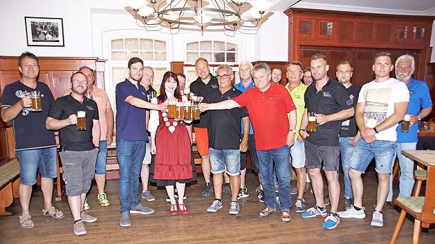 Max Göller (Vierter von links) stellte das Festbier in der Brauerei Göller vor. Foto: Sabine Weinbeer