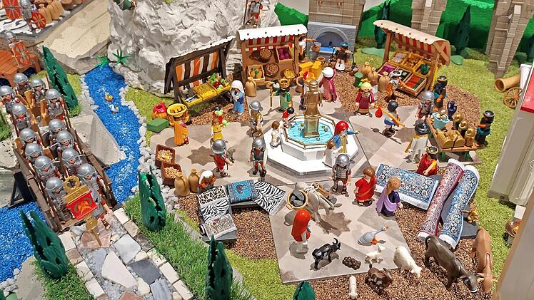 Mit Playmobilfiguren geht es in die Vergangenheit.