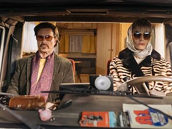 Gut getarnt: Christian Berkel und Andrea Sawatzki brillieren in "Entführen für Anfänger" als das ungleiche Duo Adam Lansky und Evelyn Moser.