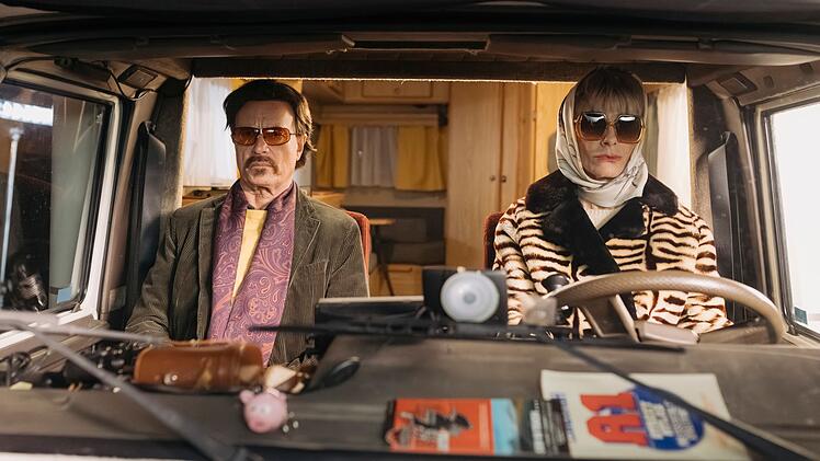 Gut getarnt: Christian Berkel und Andrea Sawatzki brillieren in "Entführen für Anfänger" als das ungleiche Duo Adam Lansky und Evelyn Moser.