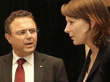 Bald Kollegen im Bundestag? Hans-Peter Friedrich im Gespräch mit Emmi Zeulner, der Kandidatin des Wahlkreises Kulmbach. Foto: Michael Gründel