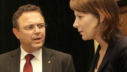 Bald Kollegen im Bundestag? Hans-Peter Friedrich im Gespräch mit Emmi Zeulner, der Kandidatin des Wahlkreises Kulmbach. Foto: Michael Gründel