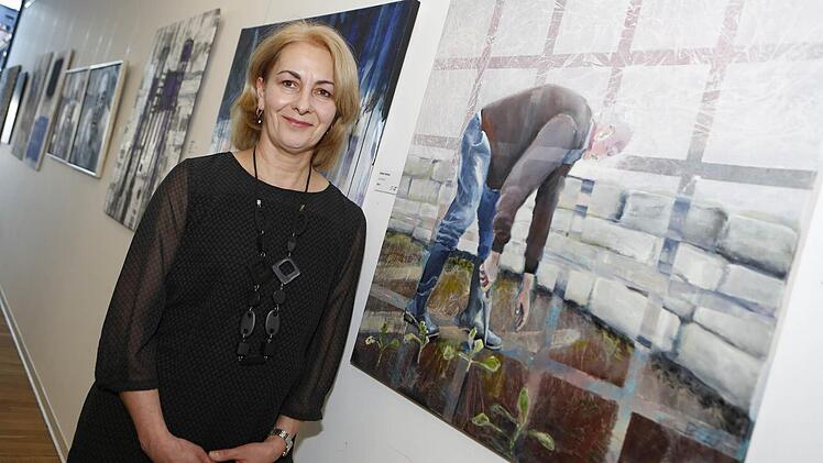 Barbara Winkler, Vorsitzende des Vereins "Form und Farbe", vor ihrem Werk "Pankraz" Fotos: Matthias Hoch