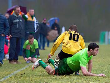 Ein Fall für zwei: David Streit (liegend) vom VfL Spfr. Bad Neustadt geht nach einem Zweikampf zu Boden, der Thulbaer Julian Wüscher setzt ihn weiterhin unter Druck. Doch der Unparteiische machte dem Duell ein Ende.  Foto: Anand Anders