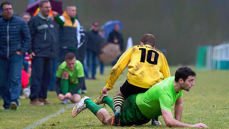 Ein Fall für zwei: David Streit (liegend) vom VfL Spfr. Bad Neustadt geht nach einem Zweikampf zu Boden, der Thulbaer Julian Wüscher setzt ihn weiterhin unter Druck. Doch der Unparteiische machte dem Duell ein Ende.  Foto: Anand Anders