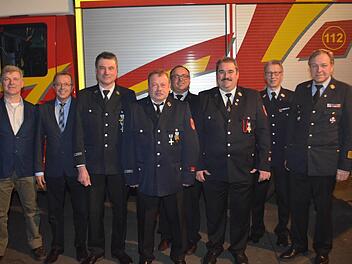 Bürgermeister Alfred Gündlin, stellv. Landrat Emil Müller, Erich Unsleber, Klaus Röder, Erich Krebs, Kommandant Stefan Sixt, Kreisbrandmeister Klaus Wüscher und Kreisbrandrat Benno Metz.  Foto: Andreas Lomb