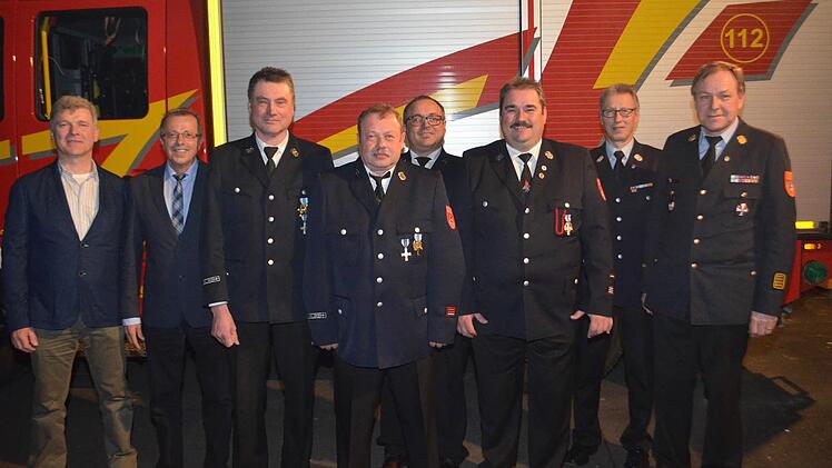 Bürgermeister Alfred Gündlin, stellv. Landrat Emil Müller, Erich Unsleber, Klaus Röder, Erich Krebs, Kommandant Stefan Sixt, Kreisbrandmeister Klaus Wüscher und Kreisbrandrat Benno Metz.  Foto: Andreas Lomb
