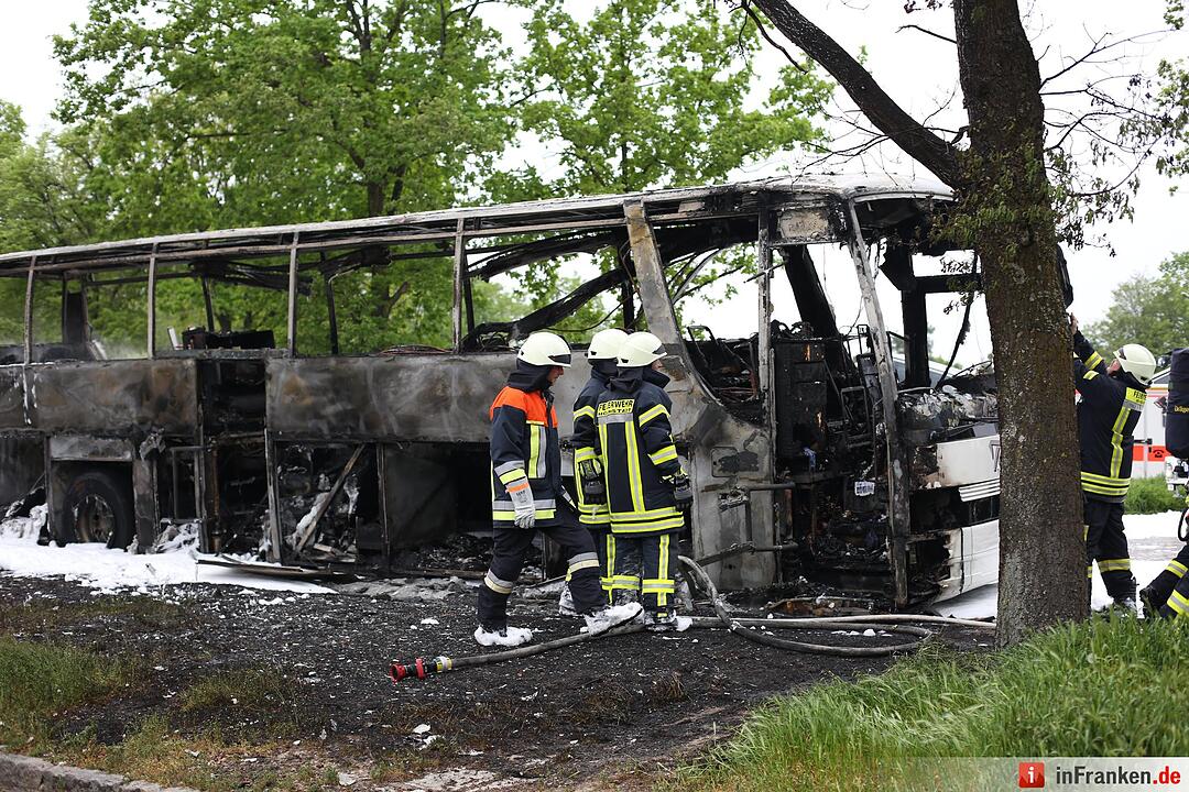 Reisebus brennt auf A3 bei Schlüsselfeld ab