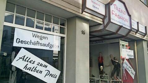 Nur vorübergehend schließt das Bekleidungsgeschäft im Steinweg 16. Ein neuer Inhaber wird es schon bald wiedereröffnen. Foto: Oliver Schmidt