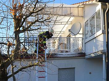 Rechtzeitig erkannt wurde ein Feuer auf einem Balkon in Garitz, wo dort gelagertes Holz brannte. Foto: Peter Rauch