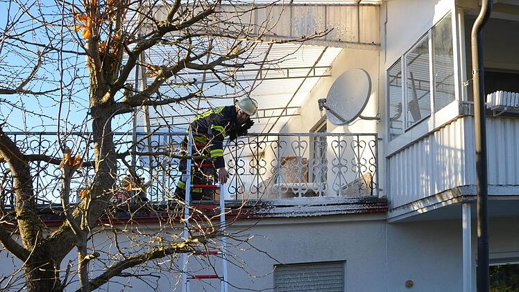 Rechtzeitig erkannt wurde ein Feuer auf einem Balkon in Garitz, wo dort gelagertes Holz brannte. Foto: Peter Rauch