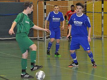 Der SSV Oberlangenstadt (blaue Trikots) besiegte zwar den SV Neuses deutlich mit 4:1, verpasste aber im letzten Spiel den Einzug in die Zwischenrunde, den schließlich der SV Gifting schaffte. Foto: Herbert Kalb