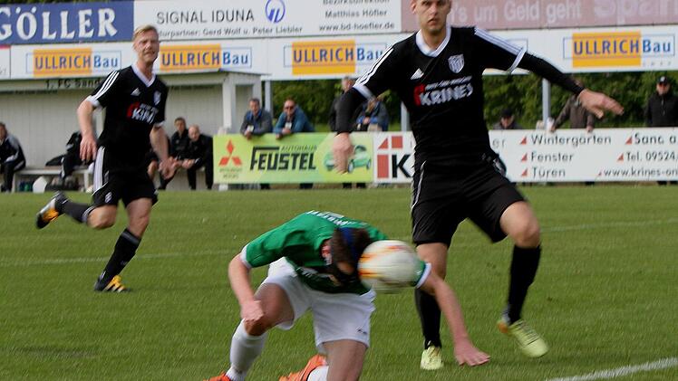 Der Eichstätter Torjäger Fabian Eberle erzielt im "Tiefflug" mit dem Kopf das entscheidende 0:1. Die Sander Dominic Leim (rechts) und Stefan Nöthling haben das Nachsehen.