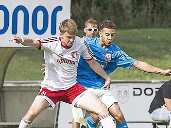 Andre Schmid vom 1. FC Ha&szlig;furt (vorne) behauptet sich gegen den W&uuml;lflinger Julian Regner.  Foto: Rene Ruprecht
