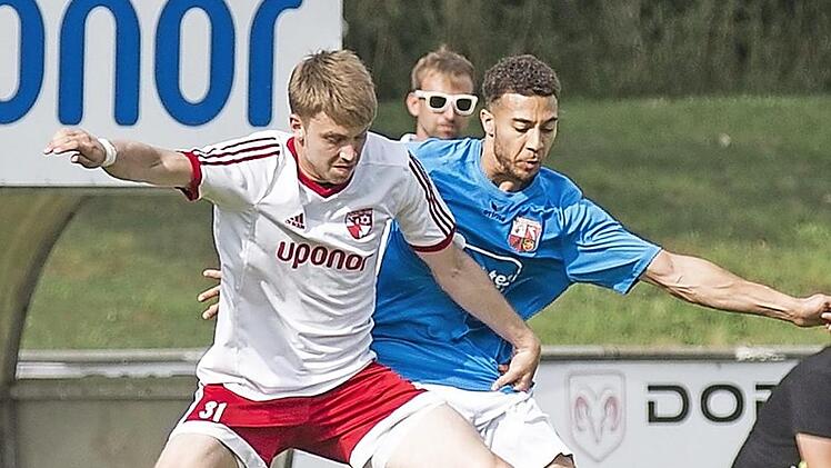Andre Schmid vom 1. FC Ha&szlig;furt (vorne) behauptet sich gegen den W&uuml;lflinger Julian Regner.  Foto: Rene Ruprecht