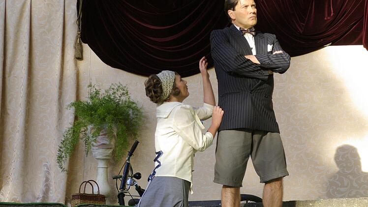 Helena (Liane Dietrich) fleht den bereits versprochenen Demetrius (Klaus Dittmann) um seine Liebe an. Winfried Ehling