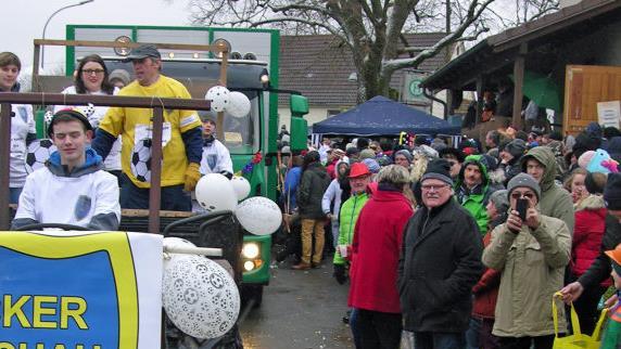 Wacker Weischau k&ouml;nnte der Fu&szlig;ballverein der Zukunft werden, geht es nach den Narren beim Umzug in dem kleinen Ort. Fotos: Klaus Oelzner