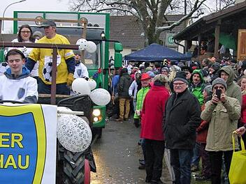 Wacker Weischau könnte der Fußballverein der Zukunft werden, geht es nach den Narren beim Umzug in dem kleinen Ort. Fotos: Klaus Oelzner