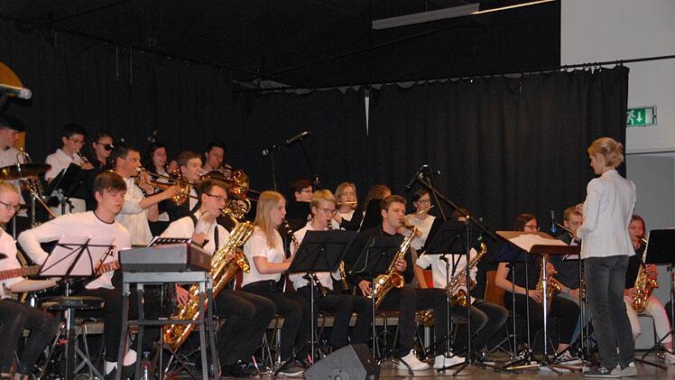 Gast in Kulmbach: die Big-Band des Meranier-Gymnasiums Lichtenfels unter der Leitung von Iris Arnal. Foto Uschi Prawitz