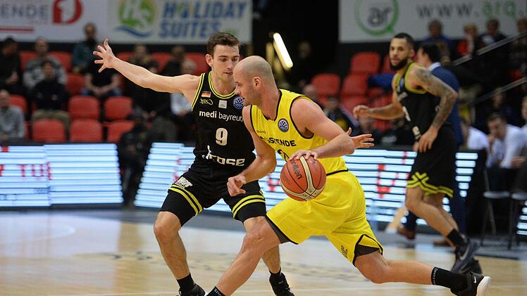 Dusan Djordjevic dribbelt am enttäuschenden Bayreuther Spielmacher David Stockton vorbei.  Foto:  Peter Mularczyk