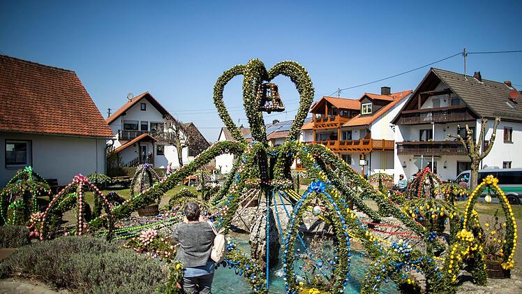 Der  Osterbrunnen in  Bieberbach, einem Ortsteil des Markts Egloffstein  Foto: Daniel Karmann, dpa