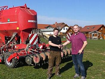 Ferdinand Schramm (rechts) gratuliert Raphael Roth zum Erfolg beim landwirtschaftlichen Berufswettkampf der Landjugend. Foto: Klaus-Peter Wulf