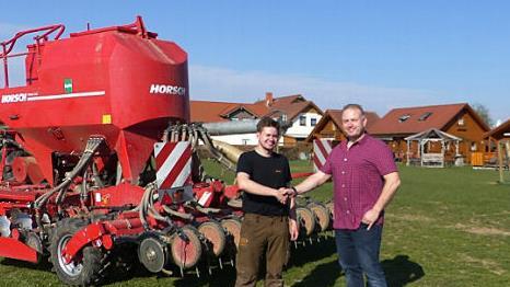 Ferdinand Schramm (rechts) gratuliert Raphael Roth zum Erfolg beim landwirtschaftlichen Berufswettkampf der Landjugend. Foto: Klaus-Peter Wulf