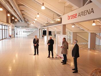 Tobias Pfaffendorf, Johann Kalb, Andreas Starke, Oberbürgermeister der Stadt Bamberg, und Horst Feulner (von links) bei einem Ortstermin im Foyer der Brose Arena  Foto: Pressestelle Stadt Bamberg
