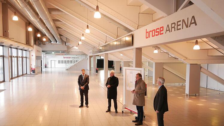 Tobias Pfaffendorf, Johann Kalb, Andreas Starke, Oberbürgermeister der Stadt Bamberg, und Horst Feulner (von links) bei einem Ortstermin im Foyer der Brose Arena  Foto: Pressestelle Stadt Bamberg