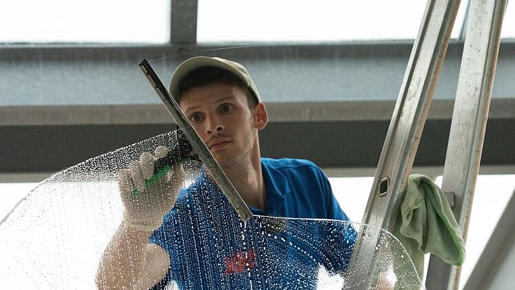 Juniorchef Dennis zeigt bei seiner Arbeit immer vollen Körpereinsatz. Er möchte den Familienbetrieb digitalisieren und nebenbei etwas am schlechten Ruf seiner Zunft ändern.