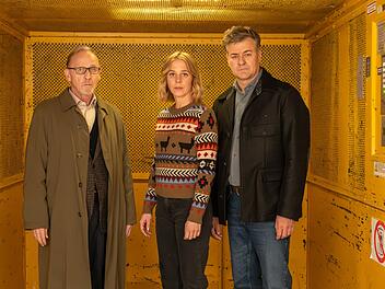 Noch zweimal sind Ludwig Schaller (Alexander Held, links), Angelika Flierl (Bernadette Heerwagen) und Harald Neuhauser (Marcus Mittermeier) gemeinsam bei ihren Ermittlungen in "M&uuml;nchen Mord" zu sehen. Nach Alexander Helds Tod machen die anderen beiden zu zweit weiter.