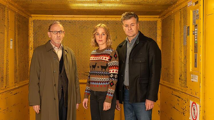 Noch zweimal sind Ludwig Schaller (Alexander Held, links), Angelika Flierl (Bernadette Heerwagen) und Harald Neuhauser (Marcus Mittermeier) gemeinsam bei ihren Ermittlungen in "M&uuml;nchen Mord" zu sehen. Nach Alexander Helds Tod machen die anderen beiden zu zweit weiter.