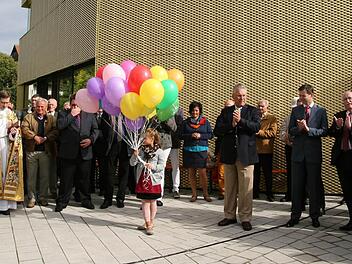 Ballonstart in eine glückliche Zukunft Litzendorfs: Die neue und von Domvikar Christian Steger eingeweihte  "lebendige Mitte" findet den Beifall von Staatssekretärin Melanie Huml, Landrat  Günther Denzler,Regierungspräsident Wilhelm Wenning, MdB Thomas Silberhorn und Innenminister Joachim Herrmann (von rechts).  Fotos: Werner Baier
