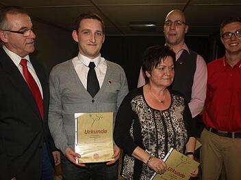 Bei der Weihnachtsfeier des FC Eltingshausen wurden langjährige Mitglieder geehrt. Die Ehrennadeln überreichten Gerhard Fischer (links) und Christian Metz (rechts) an (von links) Bastian Steuerwald, Rosemarie Griebsch und Christian Kess.  Foto: Stefan Geiger