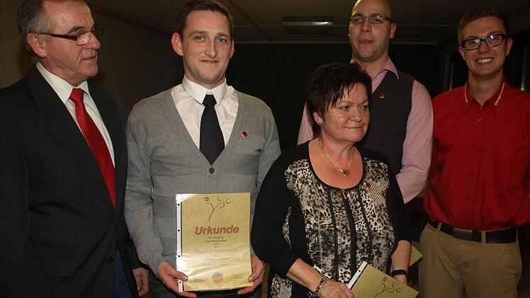 Bei der Weihnachtsfeier des FC Eltingshausen wurden langjährige Mitglieder geehrt. Die Ehrennadeln überreichten Gerhard Fischer (links) und Christian Metz (rechts) an (von links) Bastian Steuerwald, Rosemarie Griebsch und Christian Kess.  Foto: Stefan Geiger