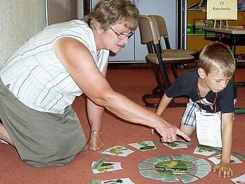 Rosa Holfelder zeigt den Kindern, wie man Bilder richtig zuordnet.  Fotos: mz