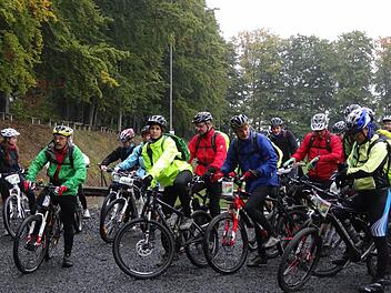 Start zum RhönBikeKing2013: Bei Regen und Kälte begaben sich die Teilnehmer auf die Strecke. Foto: Marion Eckert