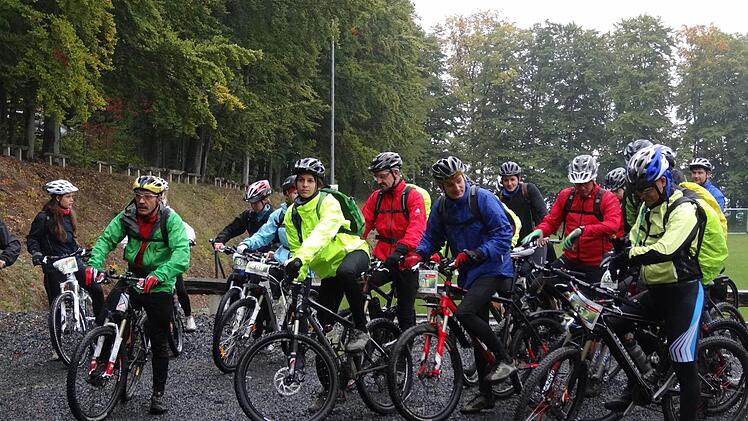 Start zum RhönBikeKing2013: Bei Regen und Kälte begaben sich die Teilnehmer auf die Strecke. Foto: Marion Eckert