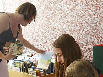 links: Barbara Bauer (rechts) und Ursula Ritz machen Rückgabe und Ausleihe. rechts: Irina Schepilina kommt mit ihren Töchtern Jacqueline und Emiliy regelmäßig in die Bücherei.  Fotos: Pauline Lindner