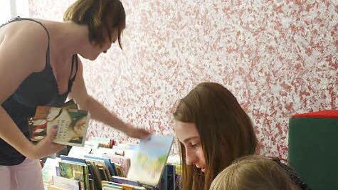 links: Barbara Bauer (rechts) und Ursula Ritz machen Rückgabe und Ausleihe. rechts: Irina Schepilina kommt mit ihren Töchtern Jacqueline und Emiliy regelmäßig in die Bücherei.  Fotos: Pauline Lindner