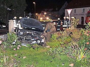Das havarierte Fluchtfahrzeug im Vorgarten eines Hauses in der Horsdorfer Straße. Foto: Ferdinand Merzbach