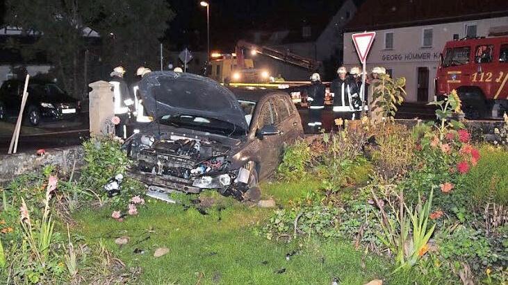 Das havarierte Fluchtfahrzeug im Vorgarten eines Hauses in der Horsdorfer Straße. Foto: Ferdinand Merzbach