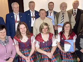 Ehrungen und Auszeichnungen beim Musikverein Neukenroth. Mit im Bild : Vorsitzender Eugen Rebhan (Zweiter von links), Zweiter Bürgermeister Siegfried Weißerth (Zweiter von rechts), Kreisvorsitzender Wolfgang Müller (rechts). Im Bild als Vierter von links der langjährige Vereinsdiener Georg Kohles Foto: Gerd Fleischmann