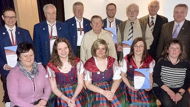 Ehrungen und Auszeichnungen beim Musikverein Neukenroth. Mit im Bild : Vorsitzender Eugen Rebhan (Zweiter von links), Zweiter Bürgermeister Siegfried Weißerth (Zweiter von rechts), Kreisvorsitzender Wolfgang Müller (rechts). Im Bild als Vierter von links der langjährige Vereinsdiener Georg Kohles Foto: Gerd Fleischmann