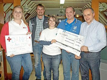 Bei der Spendenübergabe (von links): Teresa Schneider (JRK), Michael Schmittdorsch (RVC), Katharina Wunder (JRK) und Roland Kuhnlein (RVC) sowie Michael Rüger, der die Schecks seitens der Griesgemeinschaft überreichte Foto: Susanne Deuerling