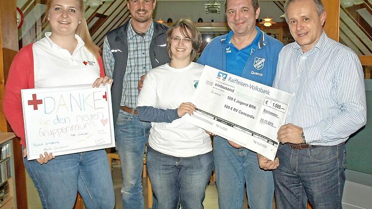 Bei der Spendenübergabe (von links): Teresa Schneider (JRK), Michael Schmittdorsch (RVC), Katharina Wunder (JRK) und Roland Kuhnlein (RVC) sowie Michael Rüger, der die Schecks seitens der Griesgemeinschaft überreichte Foto: Susanne Deuerling