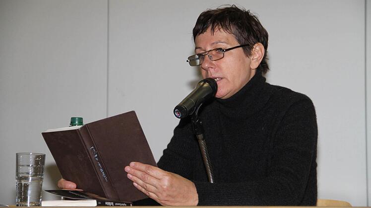 Die Autorin Angelika Klüssendorf bei ihrer Lesung im Meranier-Gymnasium.  Foto: Gerda Völk