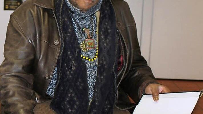 Famoudou Don Moye betrachtet im Staffelsteiner Museum die Fotos von Mitgliedern der 3511. Quartermaster Truck Company in Staffelstein von 1946, die vom John II Withers, USA, stammen. Foto: Adelheid Waschka